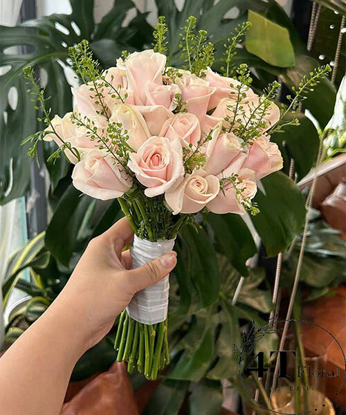 Bó hoa cưới hồng kem