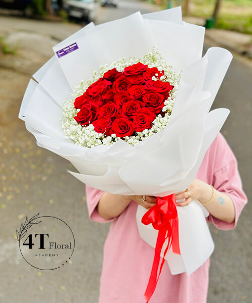 bó hoa hồng đỏ giấy trắng