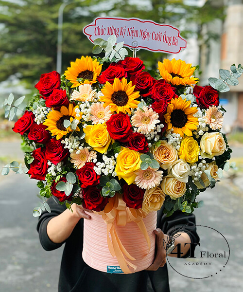 giỏ hoa hồng đỏ mix hồng vàng đầy đặn