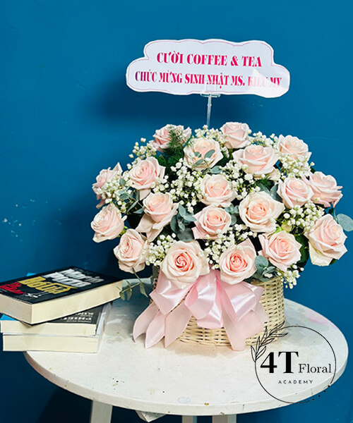 giỏ hoa hồng kem dâu