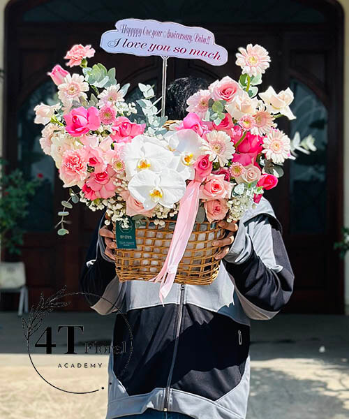 giỏ hoa màu hồng mix lan hồ điệp cực sinh