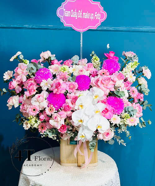 giỏ hoa phong cách kiểu hiện đại tone hồng