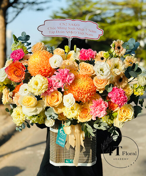 giỏ hoa tone cam vàng nhạt