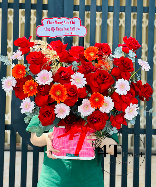 giỏ hoa tone đỏ tươi đẹp