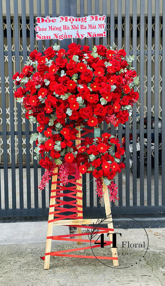 Kệ hoa ba tầng màu đỏ