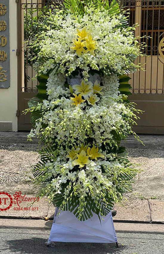 kệ hoa chia buồn ba tầng nhiều hoa sang trọng