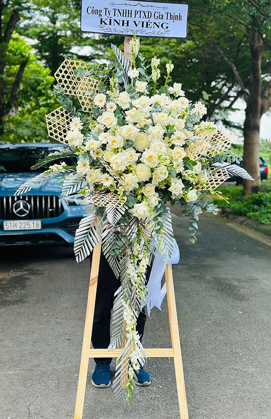 kệ hoa chia buồn kiểu hiện đại