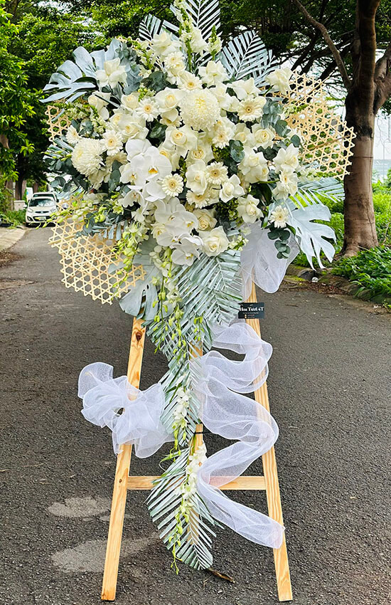 kệ hoa chia buồn màu trắng trang nhã