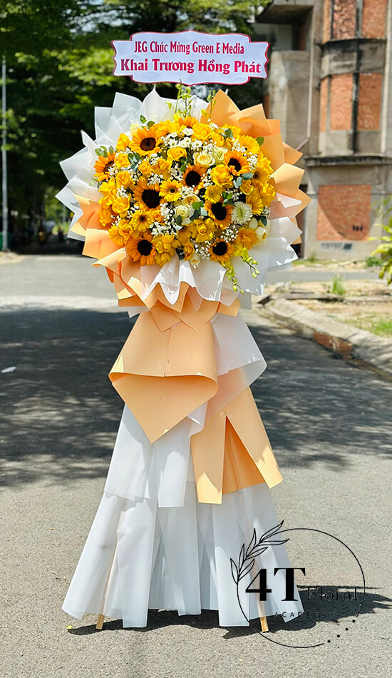 Kệ hoa khai trương hồng vàng