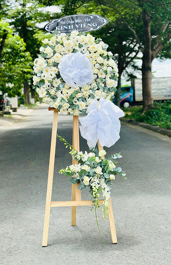 kệ hoa tang lễ hồng trắng đồng tiền