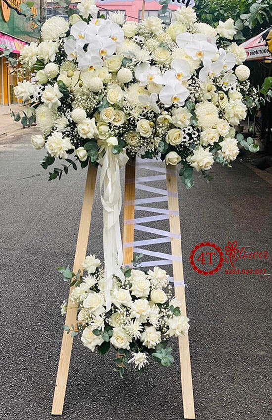 kệ hoa hồng trắng mix lan hồ điệp sang trọng