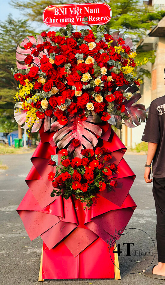 kệ hoa tone đỏ hiện đại