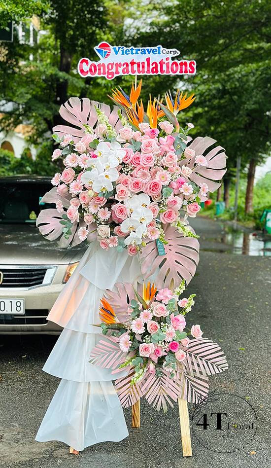 Kệ hoa tone hồng nhẹ nhàng