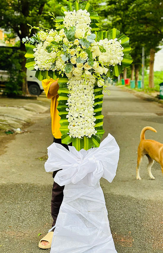 kệ hoa viếng thánh giá đẹp