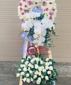 Kệ hoa viếng tone trắng tím hiện đại cao cấp - HV68