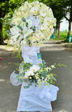 Vòng hoa chia buồn đám tang màu trắng trang trọng - HV69