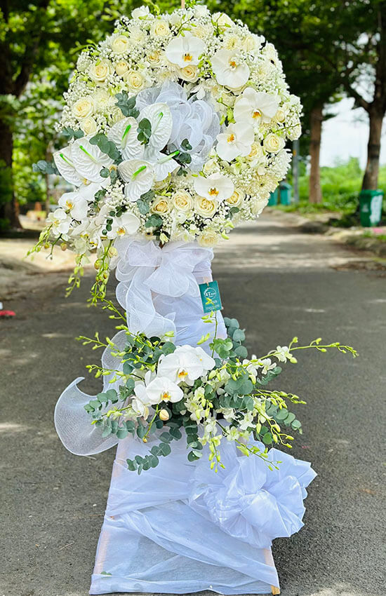 vòng hoa chia buồn đám tang màu trắng đám tang trang trọng