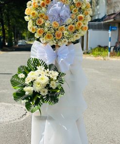 Vòng hoa đám tang hồng vàng và cúc trắng đẹp - HV71