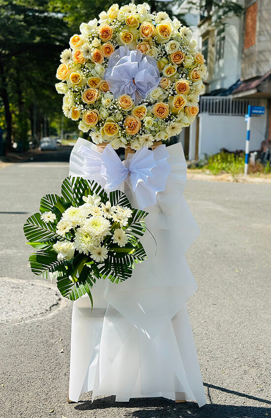 vòng hoa đám tang hồng vàng và cúc trắng đẹp